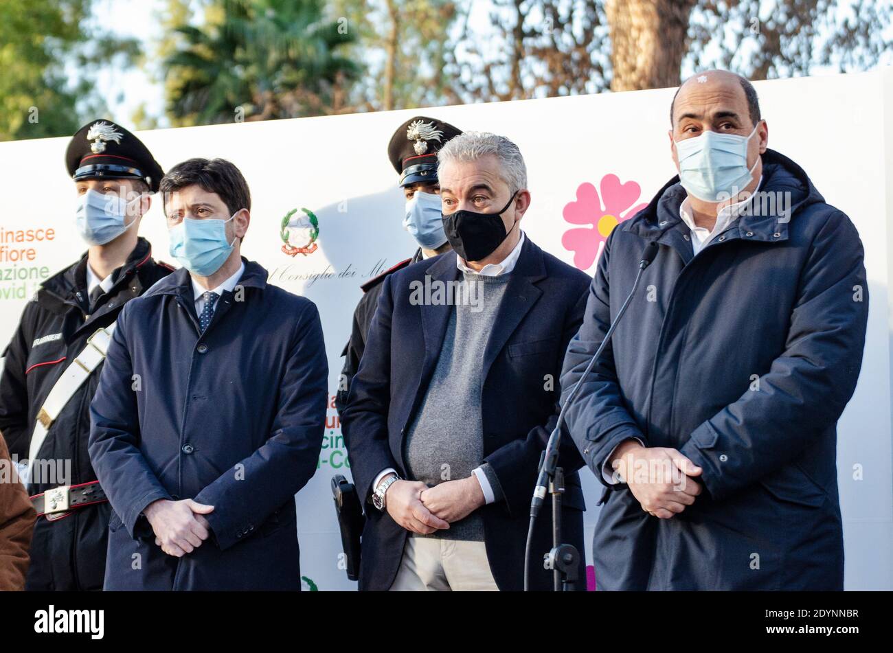 Roma, Italia. 27 Dicembre 2020. Le prime dosi di vaccino contro Covid-19 arrivano all'Istituto Spallanzani. Credit: LSF Photo/Alamy Live News Foto Stock