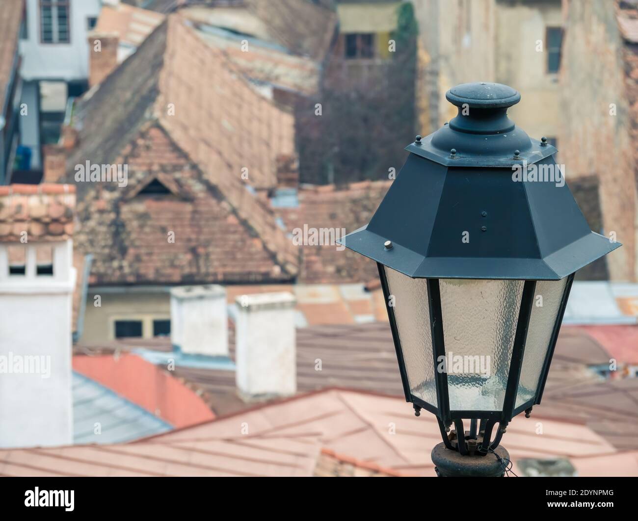 Vecchio palo vintage di lam o lampada di strada nella cittadella di Sighisoara Foto Stock