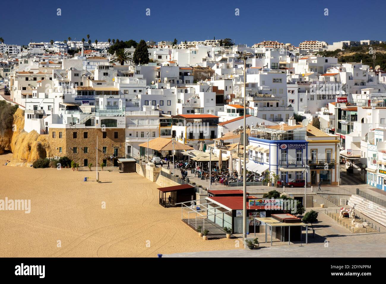 Area panoramica della città vecchia di Albufeira con vista sulla città vecchia Albufeira e Fishermans Beach da vicino all'Escalator Albufeera Algarve Portogallo Foto Stock