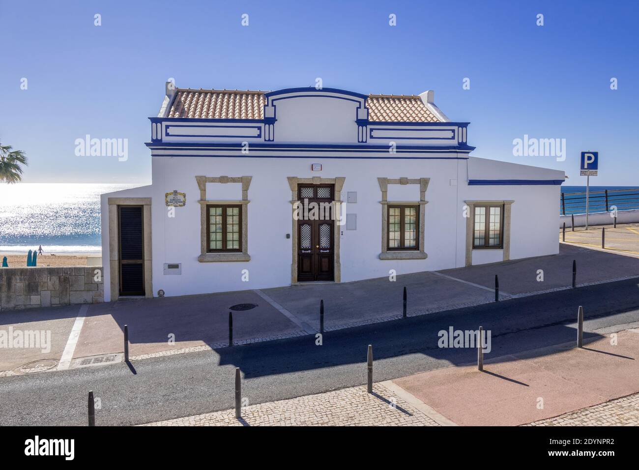 Storico tradizionale Old Blue e Casa Bianca sul mare Di fronte ad Albufeira, l'Algarve Portugal Foto Stock