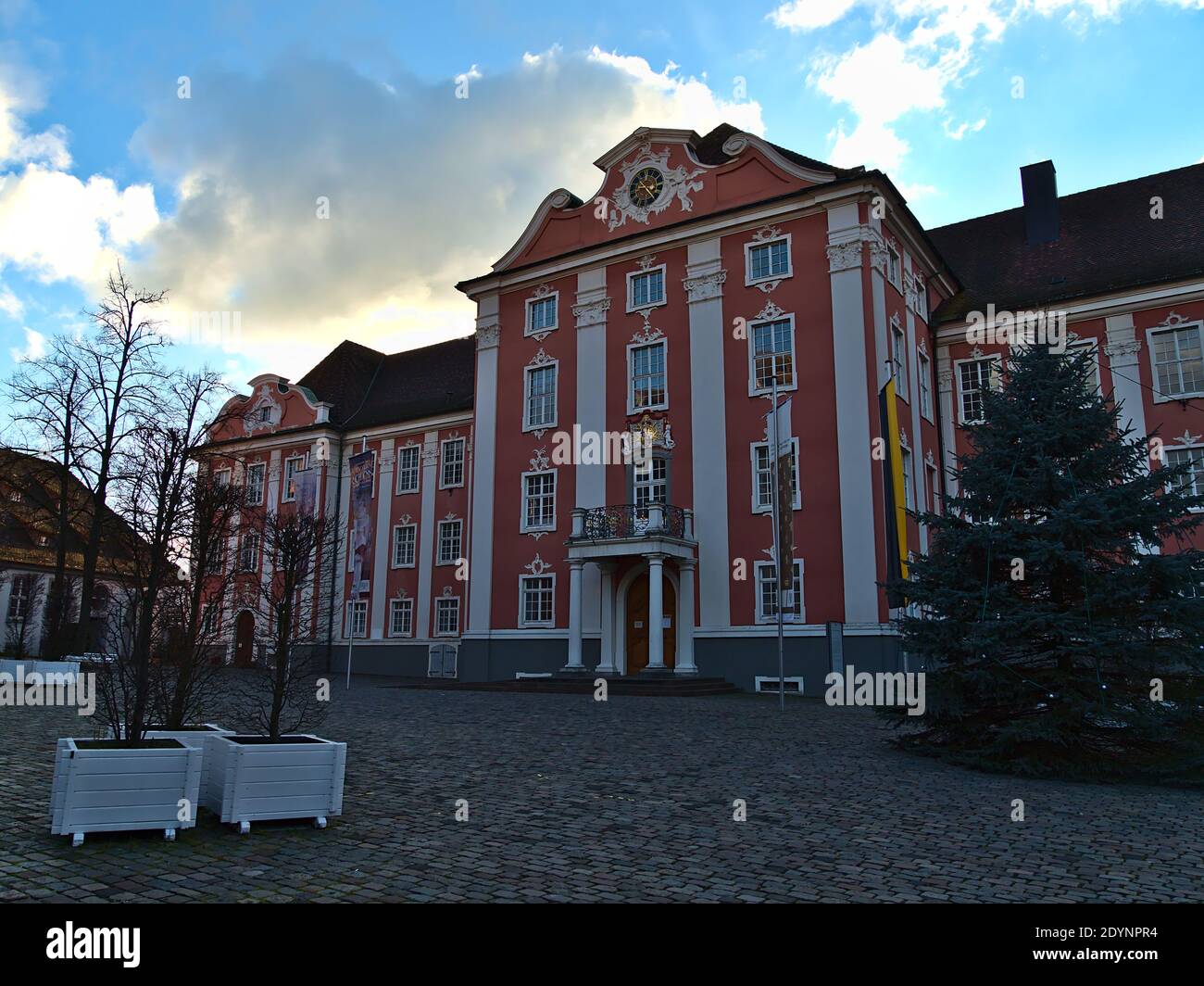 Vista frontale dell'edificio storico Neues Schloss (nuovo castello, oggi museo) con facciata dipinta di rosa nella piazza vuota Schlossplatz in giorno di sole. Foto Stock