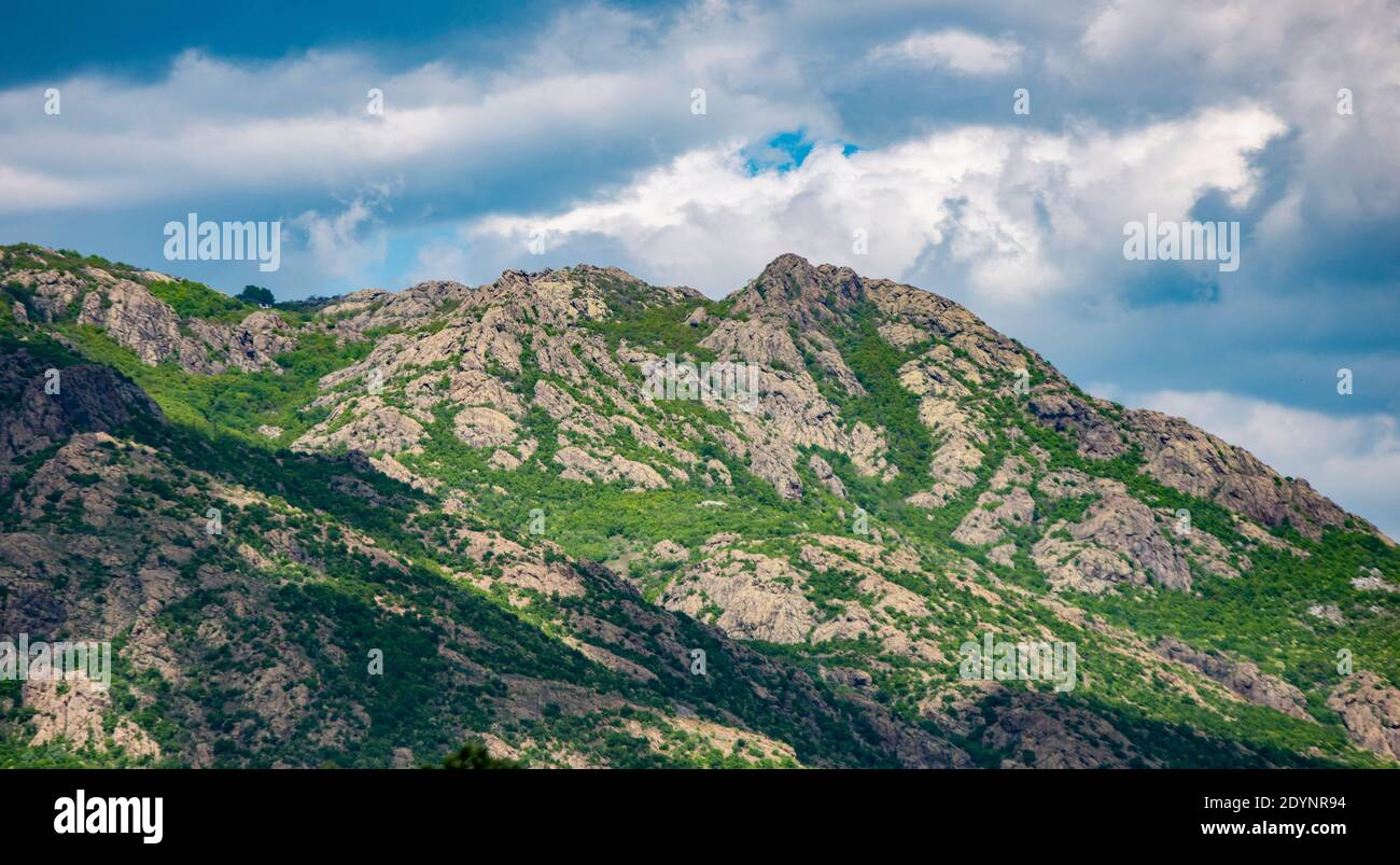 La montagna si piega nel parco nazionale Blue Rocks (noto anche come Karandila) a Sliven, Bulgaria Foto Stock