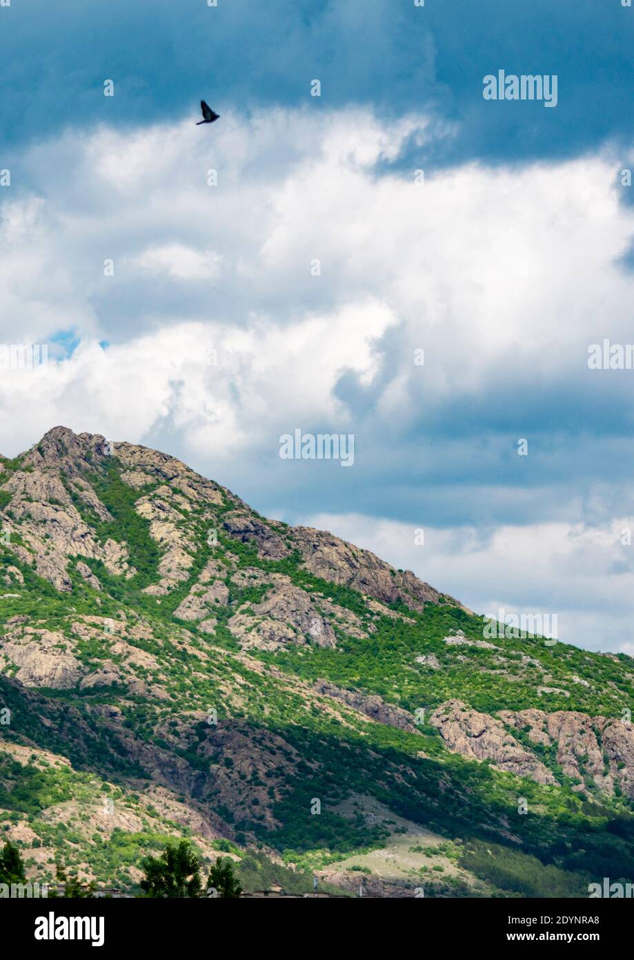 La montagna si piega nel parco nazionale Blue Rocks (noto anche come Karandila) a Sliven, Bulgaria Foto Stock