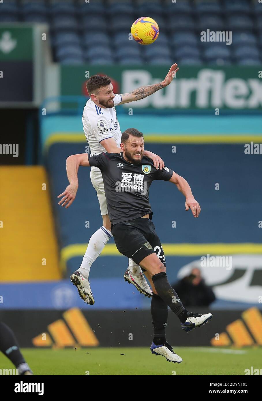 Stuart Dallas di Leeds United (a sinistra) e Erik Pieters di Burnley si battono per la palla durante la partita della Premier League a Elland Road, Leeds. Foto Stock