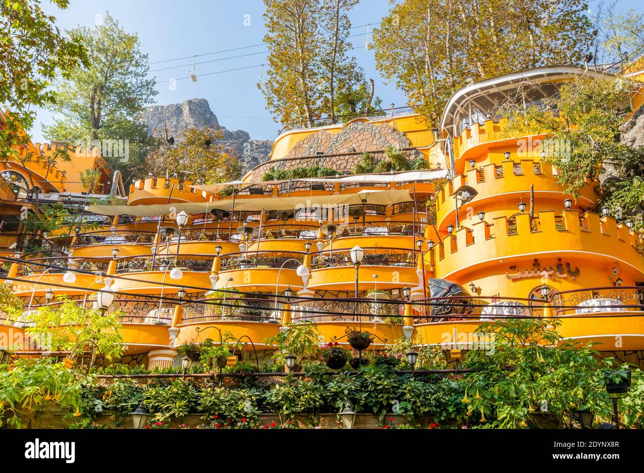 Ristorante Darband Garden nella valle del Darband del monte Tochal. Una popolare regione ricreativa per gli abitanti di Teheran Foto Stock