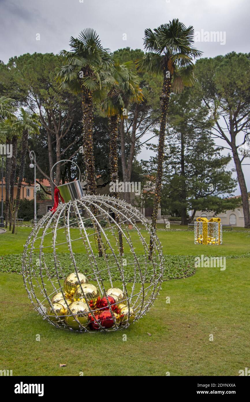 Decorazione di Natale come grande palla di Natale in un parco cittadino Foto Stock