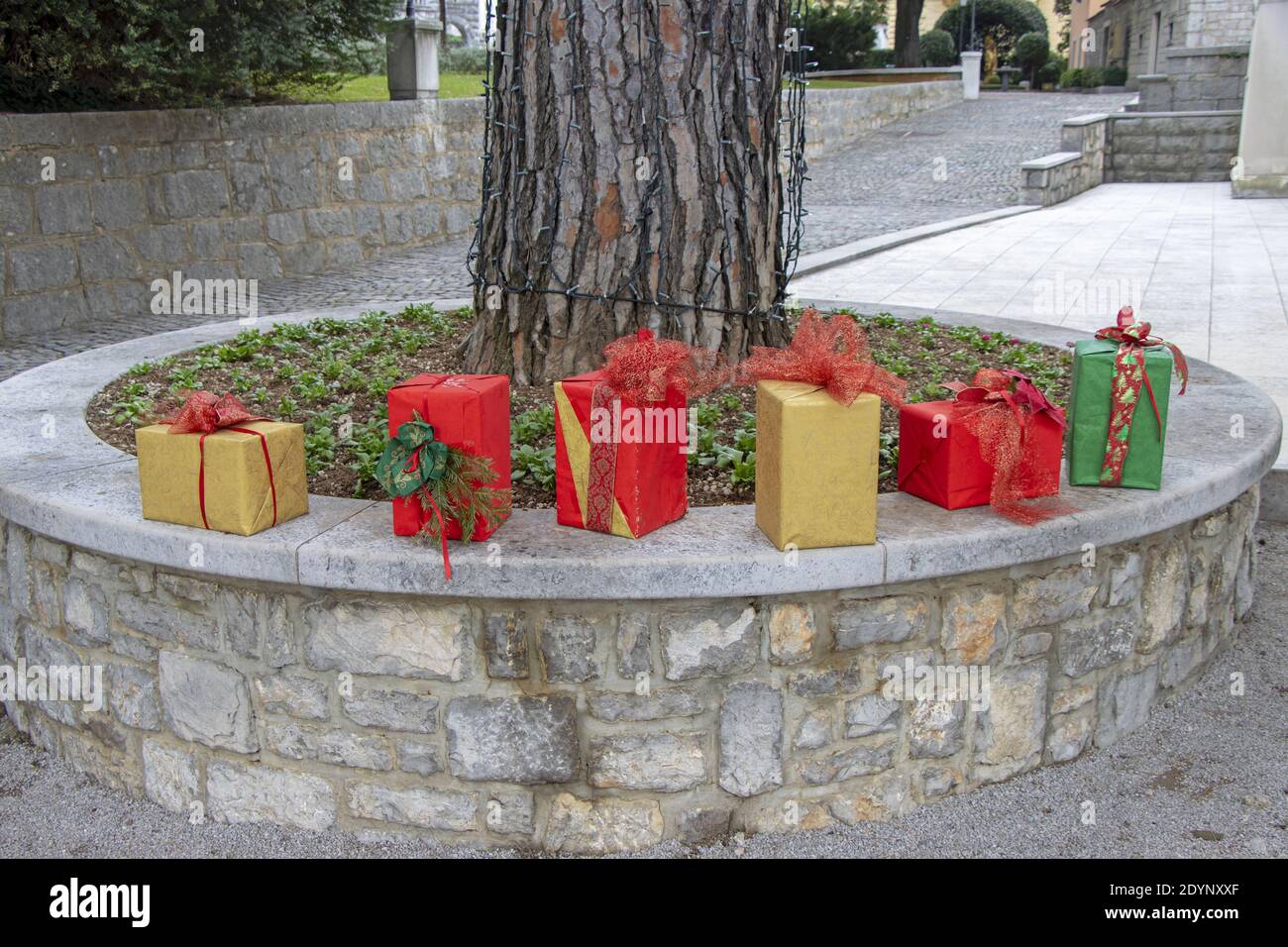 Decorazioni natalizie con scatole regalo natalizie in un parco cittadino Foto Stock
