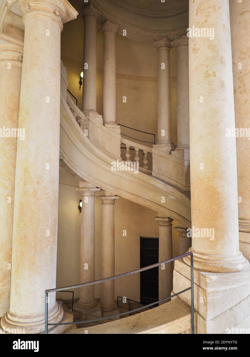 Interno Barberini Palace barocco, Galleria Nazionale - Museo di Arte Antica la famosa scalinata elicoidale ovale di Borromini. Foto Stock