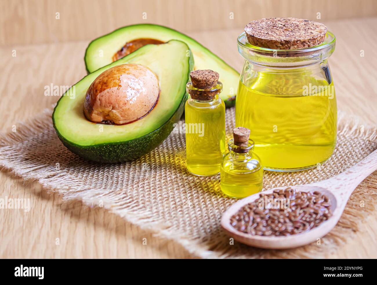 Olio di avocado e avocado su fondo di legno. Messa a fuoco selettiva Foto Stock