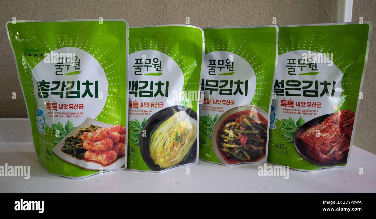 27 dicembre 2020 - Iksan, Corea del Sud: (Foto scattata da Dic, 17) Kimchi fresco della Corea del Sud presso lo stabilimento Pulmuone Kimchi di Iksan, a sud di Seoul, Corea del Sud il 27 dicembre 2020. Lo stabilimento di Pulmuone Global Kimchi, di 30,000 metri quadrati situato a Iksan, a sud di Seoul, Corea del Sud, dovrebbe soddisfare la crescente domanda di kimchi premium sui mercati globali con una capacità annua di 10,000 tonnellate di variazioni di kimchi, tra cui il vegan napa cavolo kimchi, il vegan napa cavolo bianco kimchi; Kimchi di ravino con cubetti vegani, kimchi, ecc. è l'esportazione più recente di kimchi Foto Stock