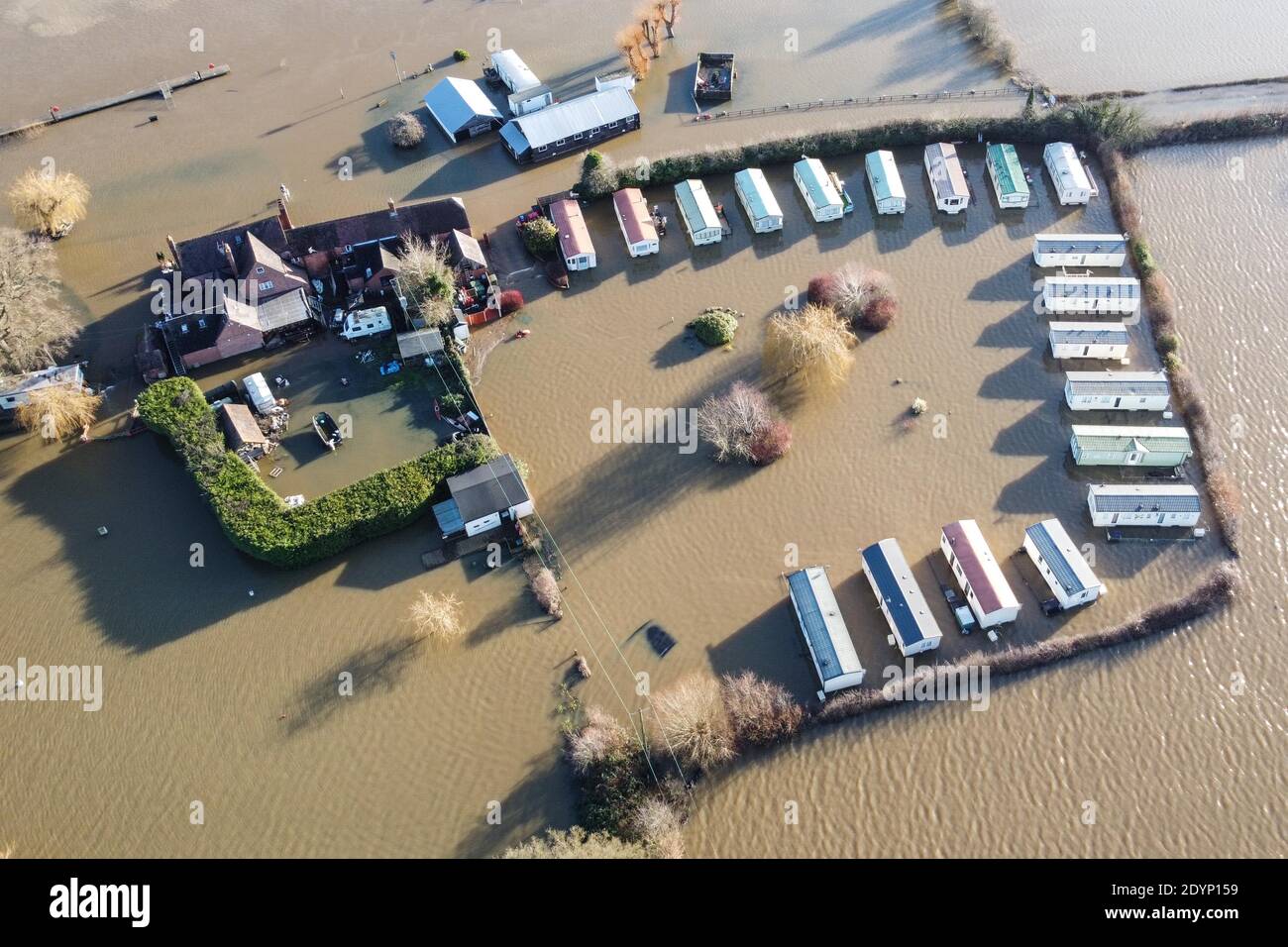 Tewkesbury, Gloucestershire, Regno Unito. 27 dicembre 2020. Il sito della carovana Willows è stato completamente allagato dopo che il fiume Severn ha scoppiato le sue rive. Il sito che si trova a circa un chilometro e mezzo dalla città di Tewkesbury è stato tagliato da qualsiasi strada ed è accessibile solo in barca. Il Lower Lode Inn è anche sommerso da acque alluvionali. PIC di Sam Holiday/Alamy Live News Foto Stock