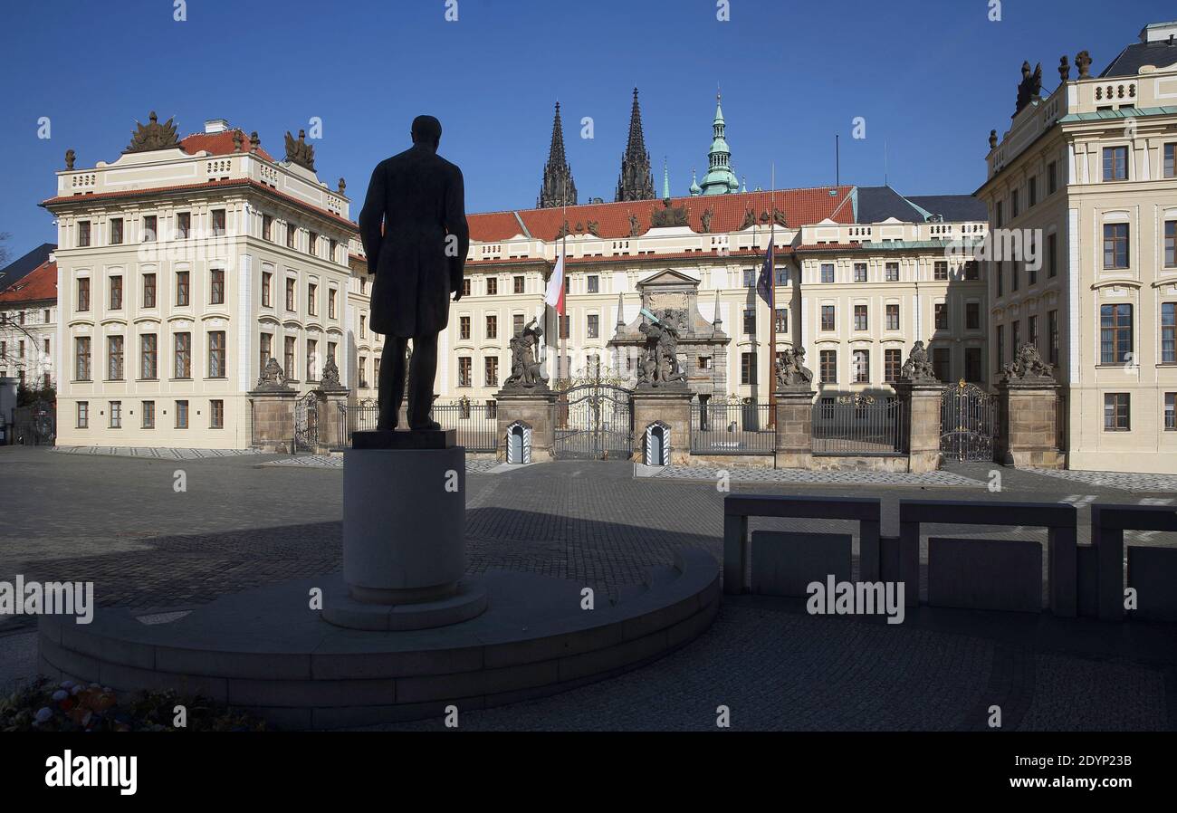 Pražský hrad s Matyášovou branou v pohledu přes sochu T.G.|M. na prázdném Hradčanském náměstí v Praze Foto Stock