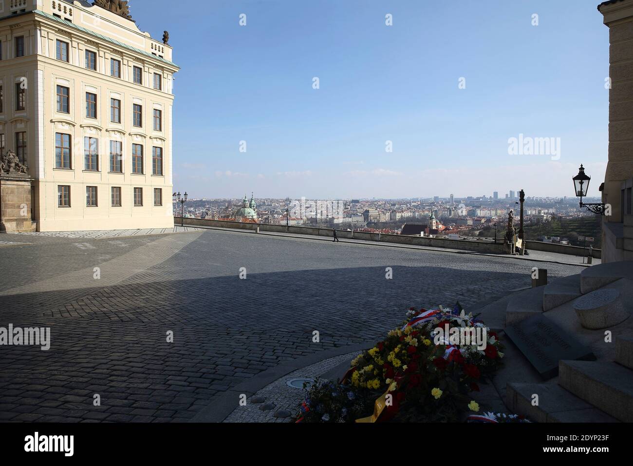 Pohled na panorama Prahy z Hradčanského náměstí přes věnce u sochy T.G.M. Foto Stock