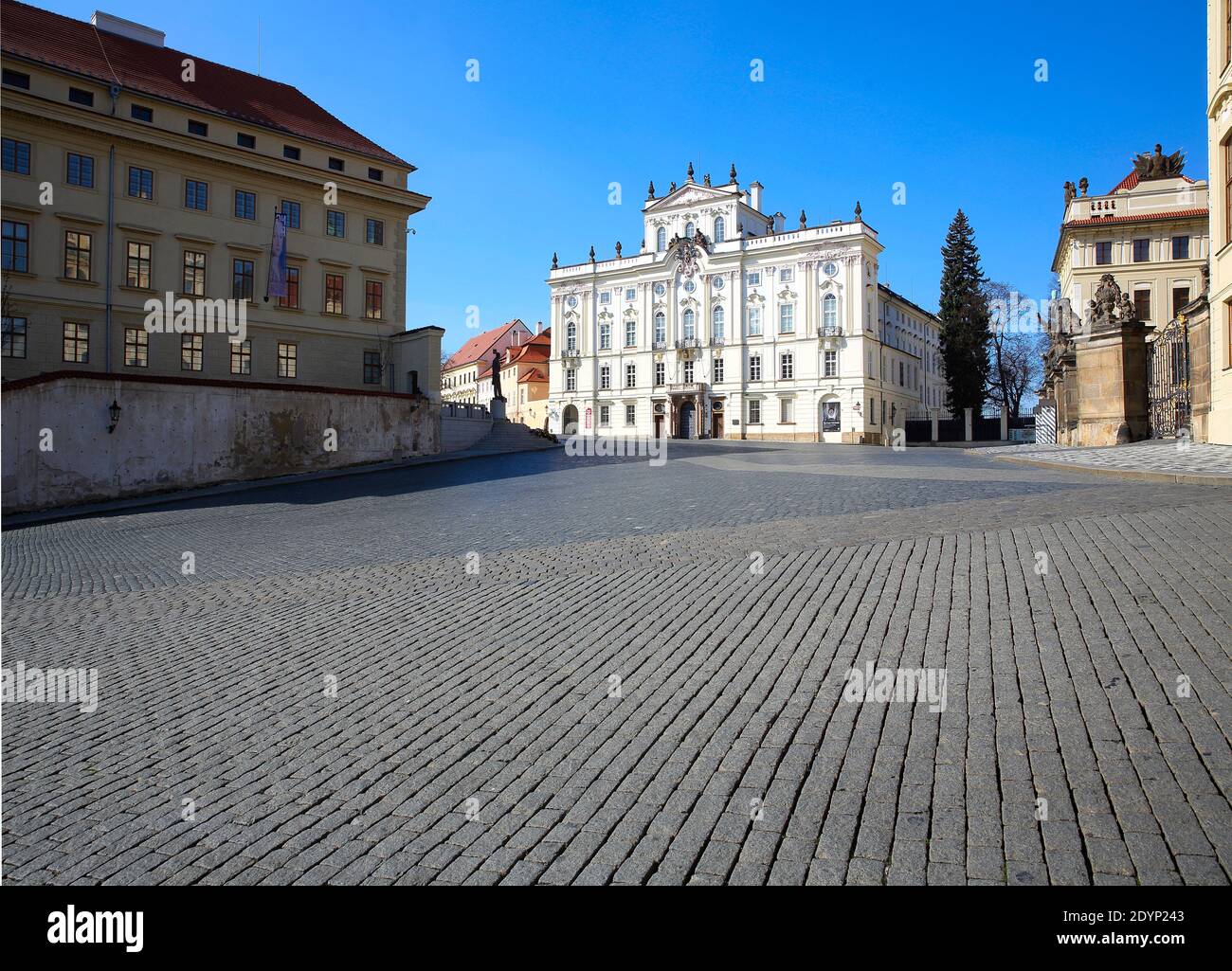 Pohled na Arcibiskupský a Salmovský palác od jihovýchodu přes prázdné Hradčanské náměstí. Foto Stock