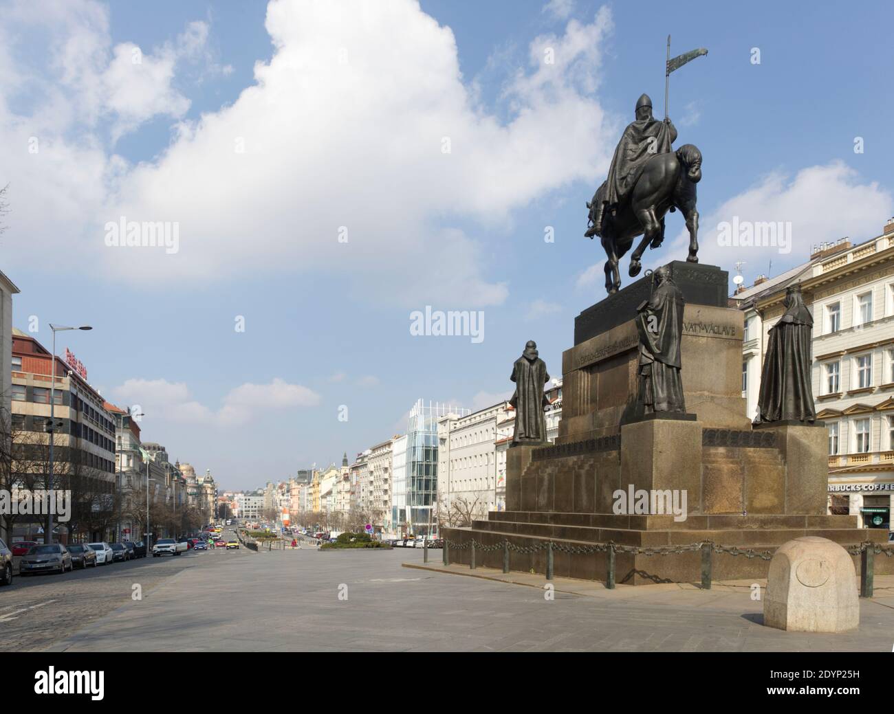 Václavské náměstí se sochou svatého Václva bez lidí v pohledu od Národního muzea směrem dolů. Foto Stock