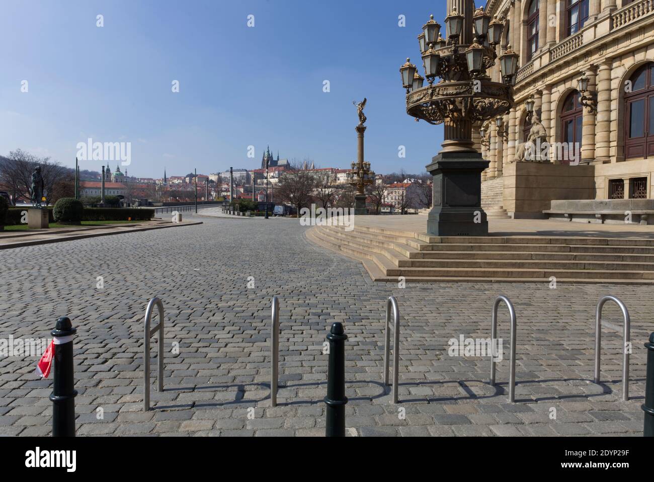 Prázdné náměstí pohledem di Jana Palacha přes Rudolfinum na Pražský hrad při nouzovém stavu Foto Stock