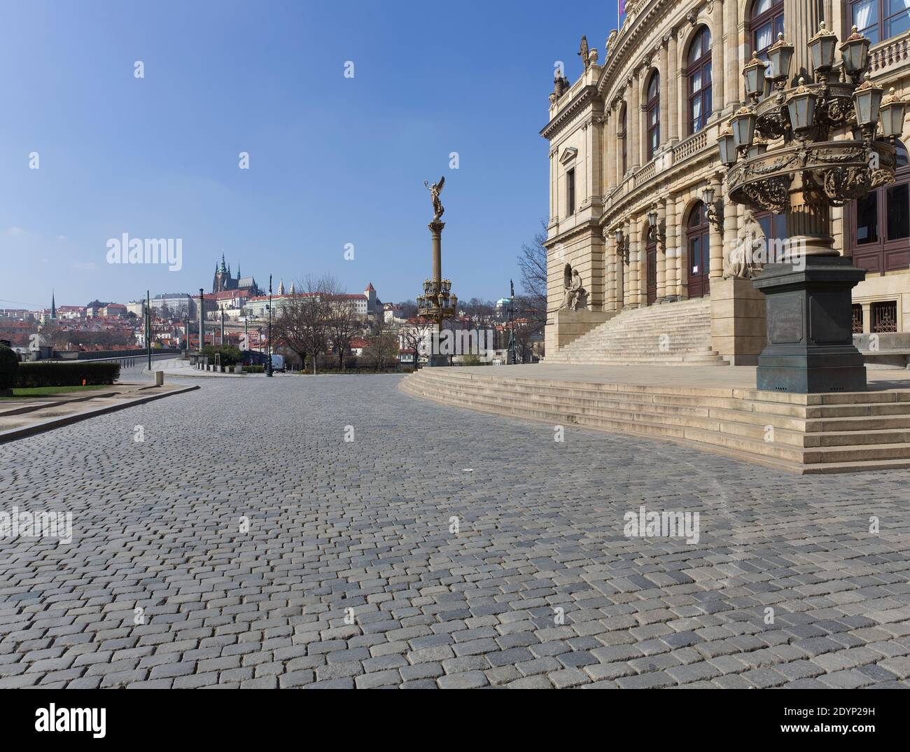 Prázdné náměstí pohledem di Jana Palacha přes Rudolfinum na Pražský hrad při nouzovém stavu. Foto Stock