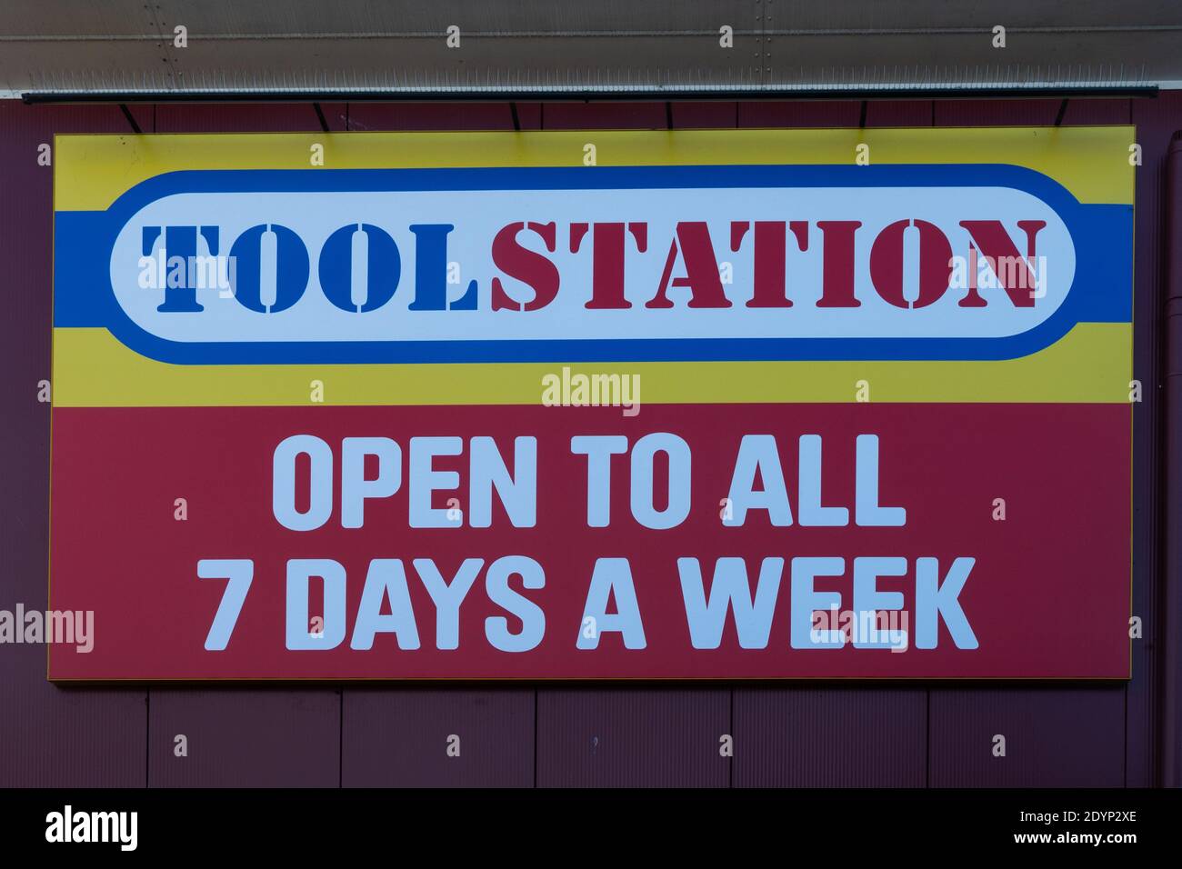 Firma della stazione degli attrezzi presso una filiale locale del rivenditore, che fornisce utensili e forniture per edifici, Regno Unito Foto Stock