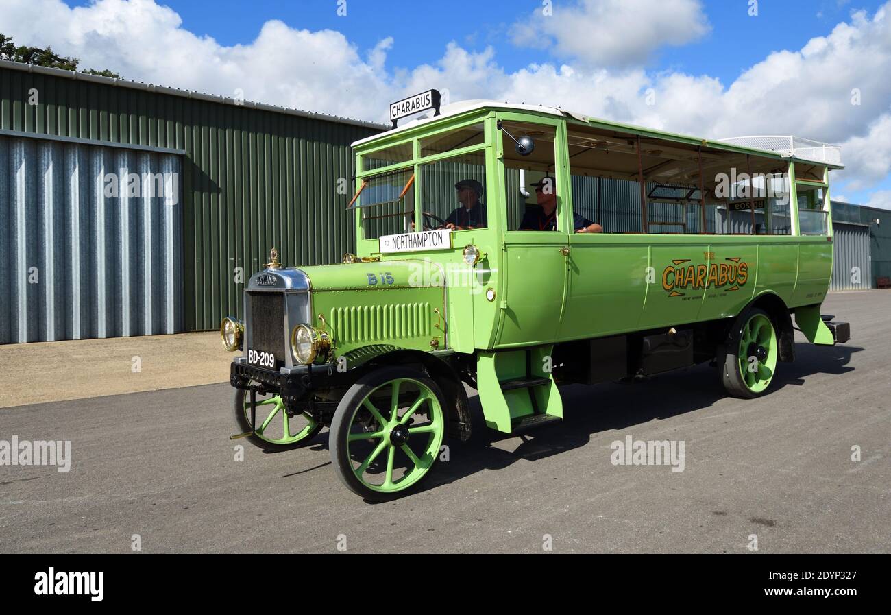 Charabus vintage 1921 Leyland che offre giostre Foto Stock