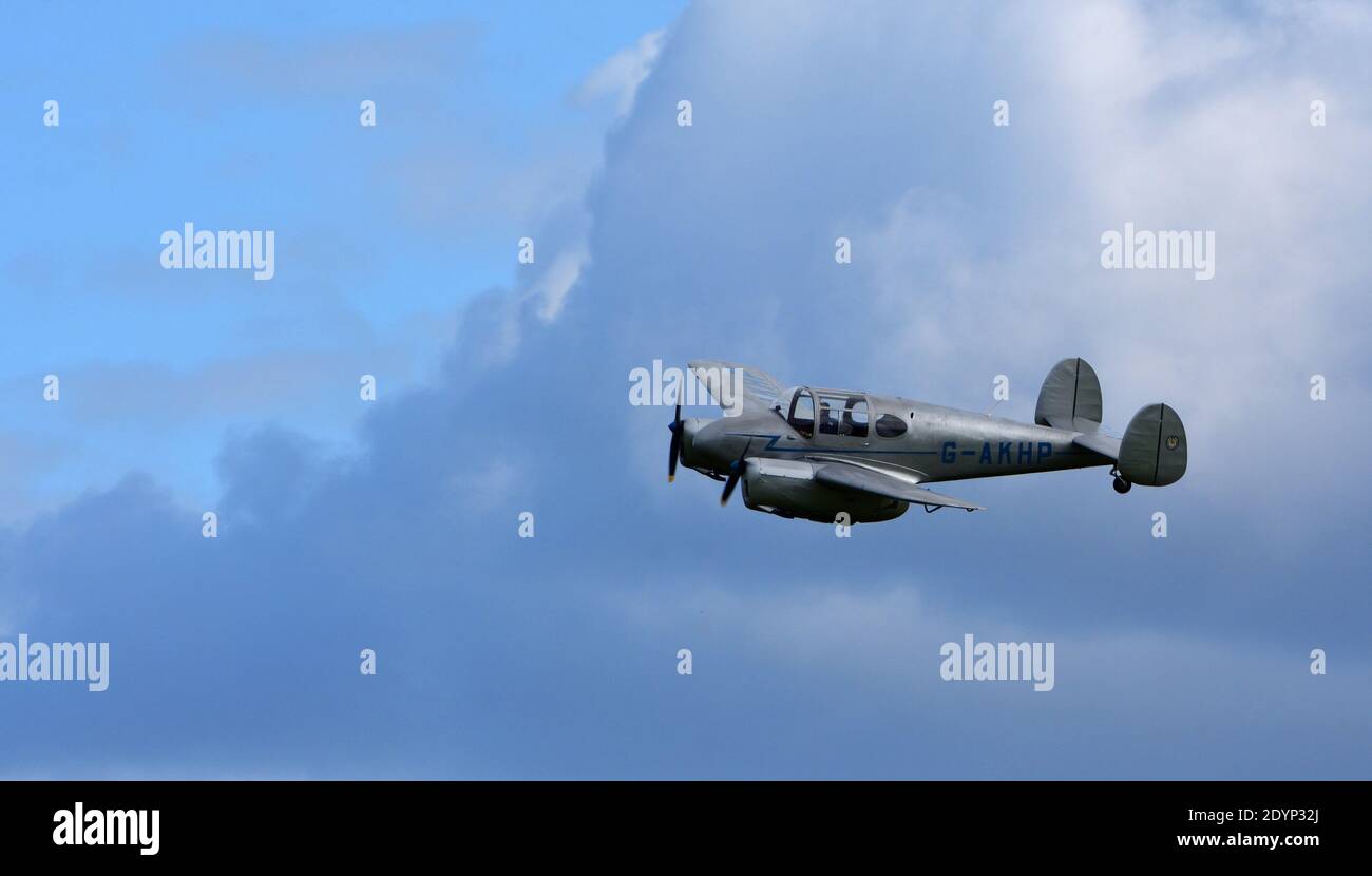 Vintage Miles M65 Gemini, G-AKHP in volo contro il cielo nuvoloso. Foto Stock