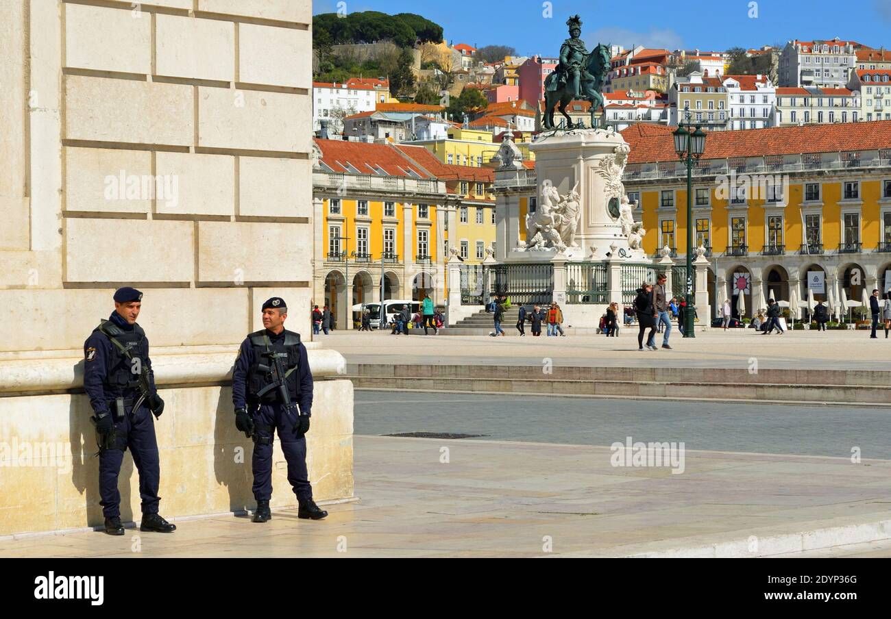 Presenza della polizia a Praca do Comercio Lisbona Portogallo 2 poliziotti con armi da fuoco. Foto Stock