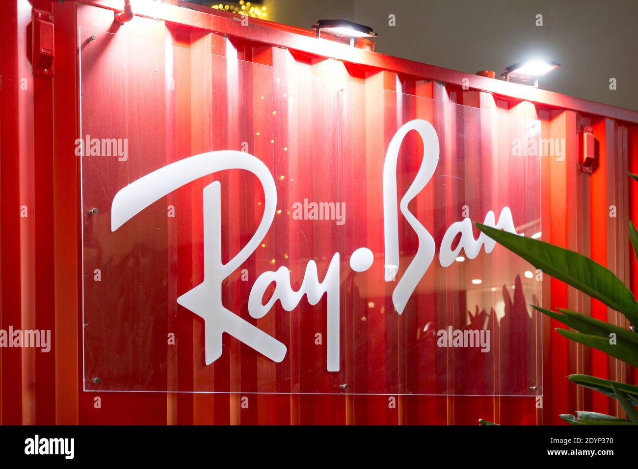Valencia, Spagna. 26 Dicembre 2020. Il logo ray Ban viene visualizzato nel centro commerciale Bonaire. Credit: SOPA Images Limited/Alamy Live News Foto Stock