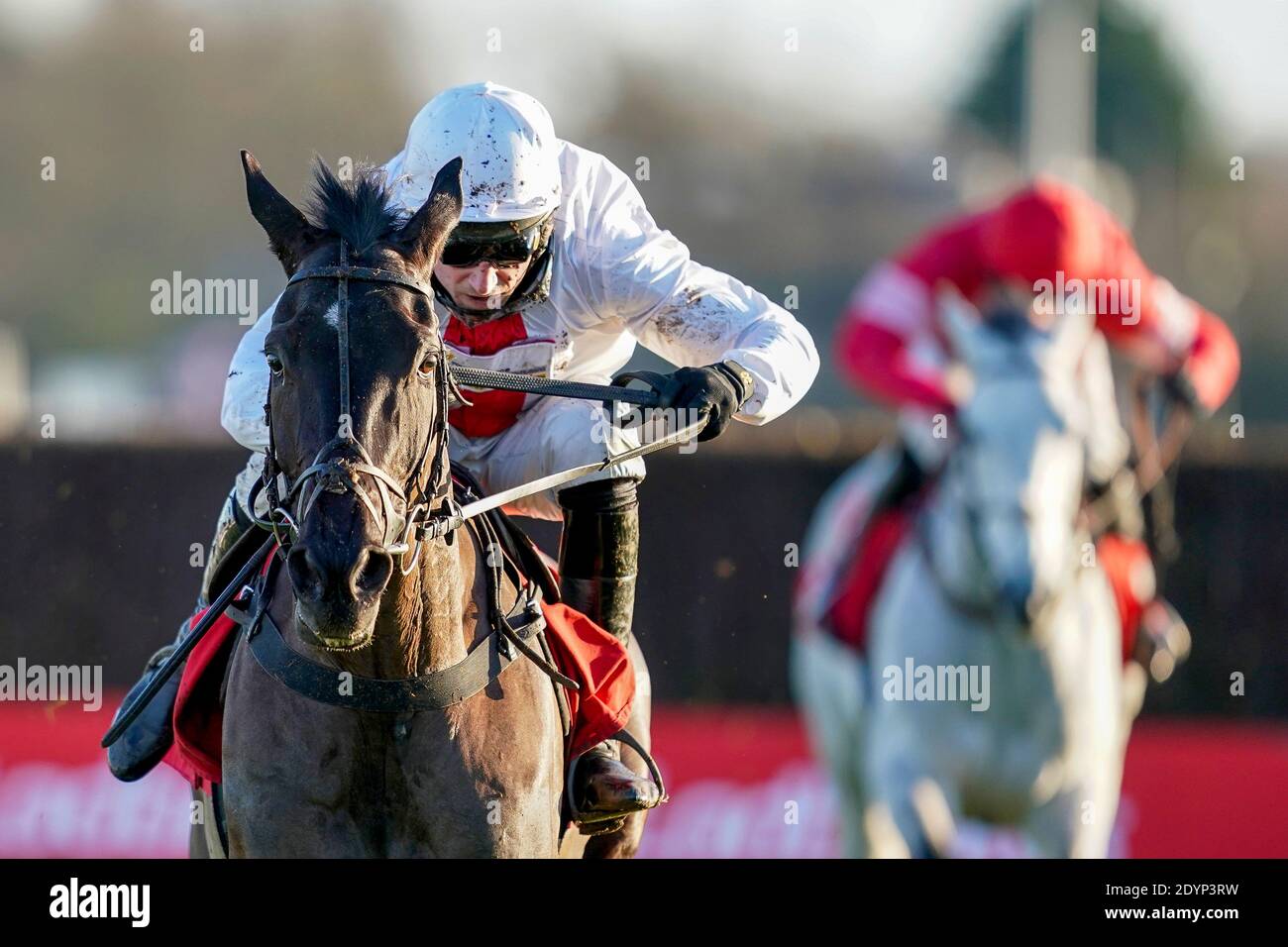 Harry Skelton guida Nube Negra sulla strada per vincere il Ladbrokes Desert Orchid Chase al Kempton Park Racecourse, Surrey. Foto Stock