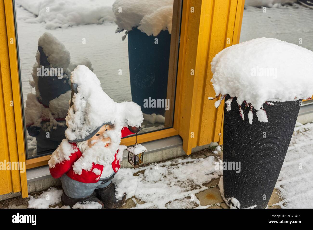 Una bella figura gnome in piedi vicino a una porta d'ingresso. Tempo di Natale. Svezia. Uppsala. Foto Stock