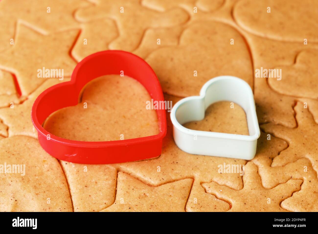 Pasta per preparare biscotti a forma di cuore il giorno di San Valentino.  Pasticceria fatta in casa. Stampi da forno in plastica rossa e verde Foto  stock - Alamy