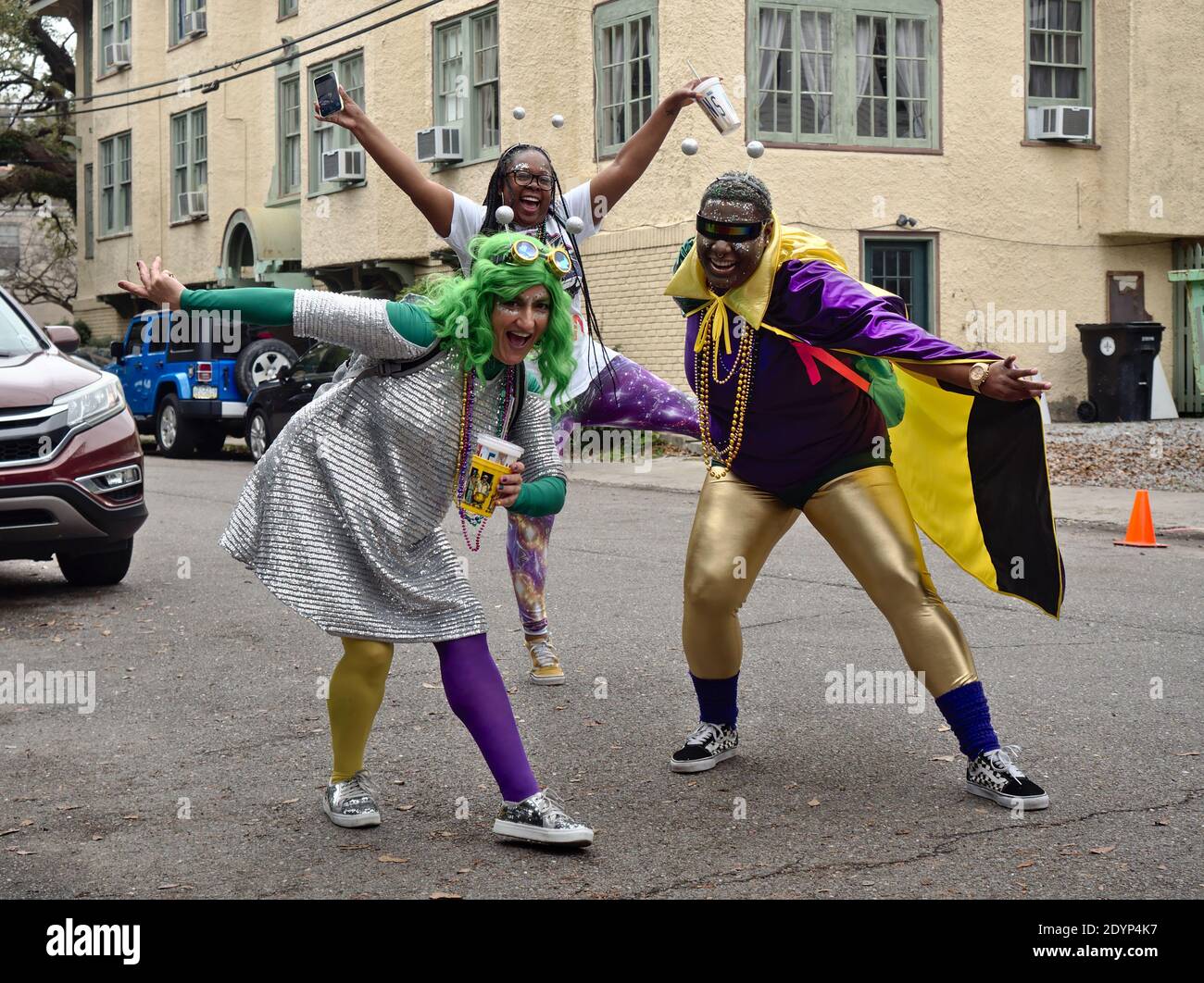 New Orleans, Louisiana, USA - 25 febbraio 2020: La gente celebra il Mardi Gras durante la tradizionale parata di Zulu, una delle principali parate cittadine. Foto Stock