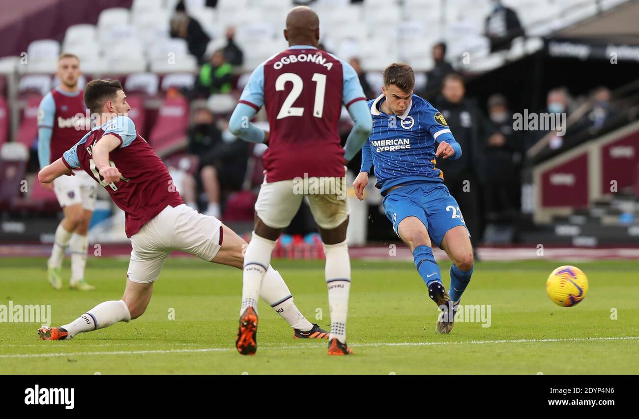 Londra, Regno Unito. 27 Dicembre 2020. La marcia solly di Brighton scatta durante la partita della Premier League tra West Ham United e Brighton & Hove Albion allo stadio di Londra. Credit: James Boardman/Alamy Live News Foto Stock