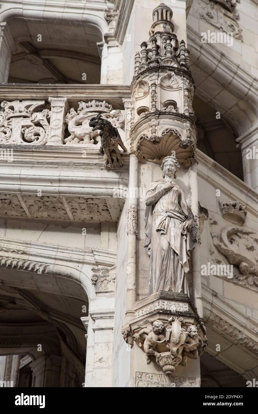 Statua e dettaglio della façade del castello di Blois Sulle rive della Loira in Francia Foto Stock