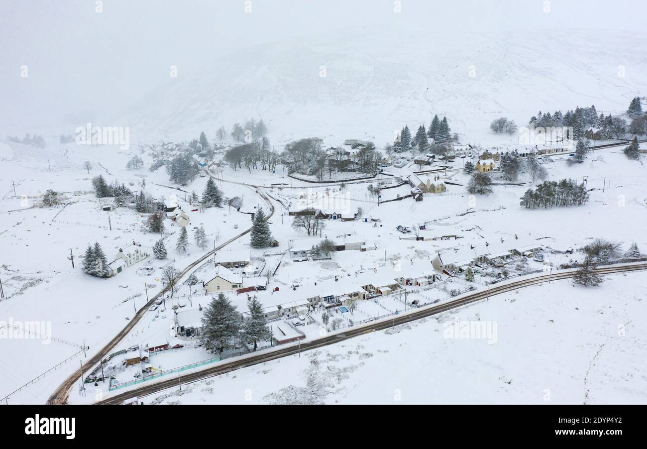 Wanlockhead, Scozia, Regno Unito. 27 dicembre 2020. La neve alta cade nel villaggio più alto della Scozia, Wanlockhead, a Dumfries e Galloway. PIC; vista aerea del villaggio nel momento. Iain Masterton/Alamy Live News Foto Stock