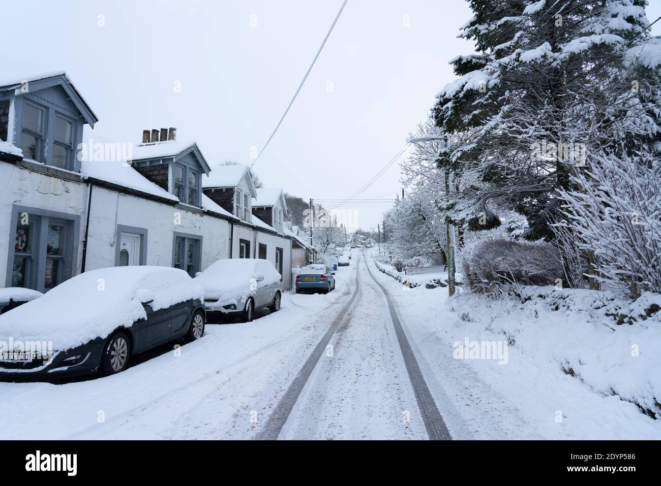 LeadHills, Scozia, Regno Unito. 27 dicembre 2020. La neve alta cade sul secondo villaggio più alto della Scozia, Leadhills, nel Lanarkshire meridionale. Iain Masterton/Alamy Live News Foto Stock