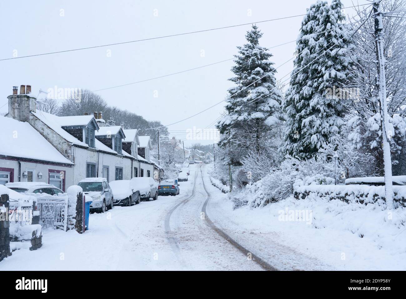 LeadHills, Scozia, Regno Unito. 27 dicembre 2020. La neve alta cade sul secondo villaggio più alto della Scozia, Leadhills, nel Lanarkshire meridionale. Iain Masterton/Alamy Live News Foto Stock