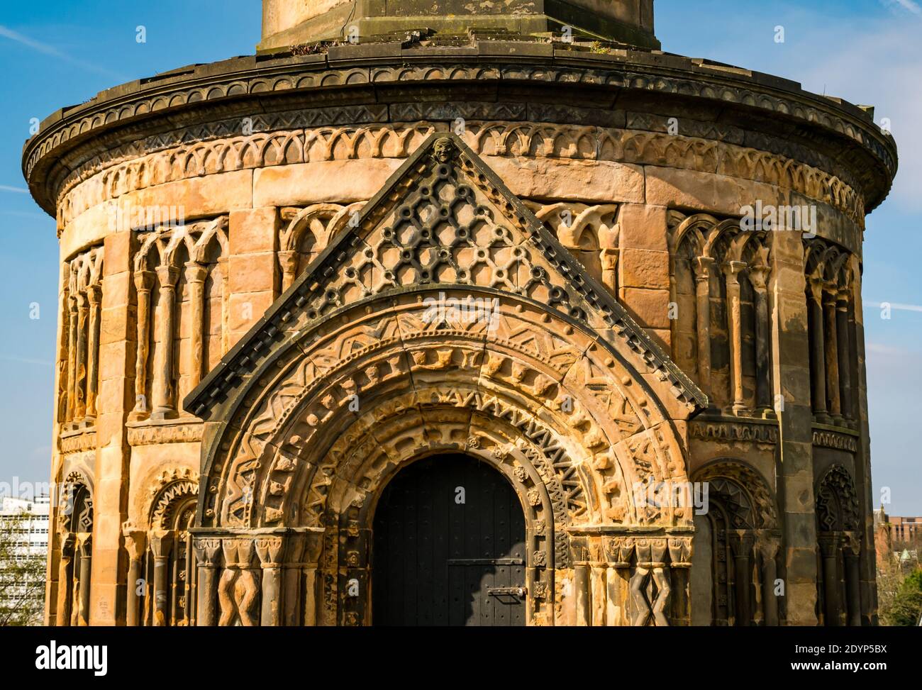 Tomba rotonda o mausoleo in stile gotico vittoriano, necropoli di Glasgow, Scozia, Regno Unito Foto Stock