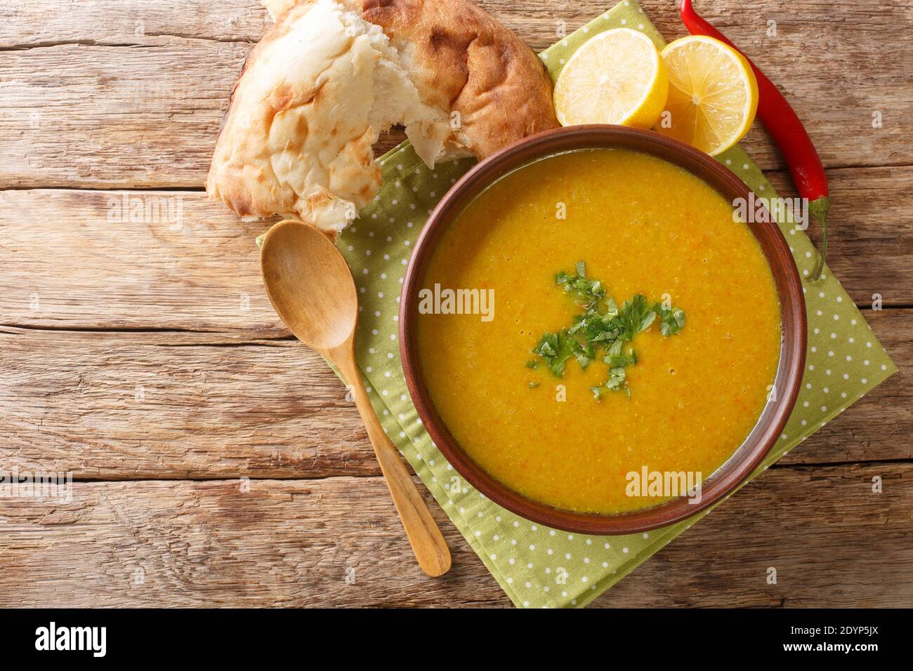 Shorbat adas è una zuppa di lenticchie vegane della closeup del Medio Oriente nella ciotola sul tavolo. Vista orizzontale dall'alto Foto Stock
