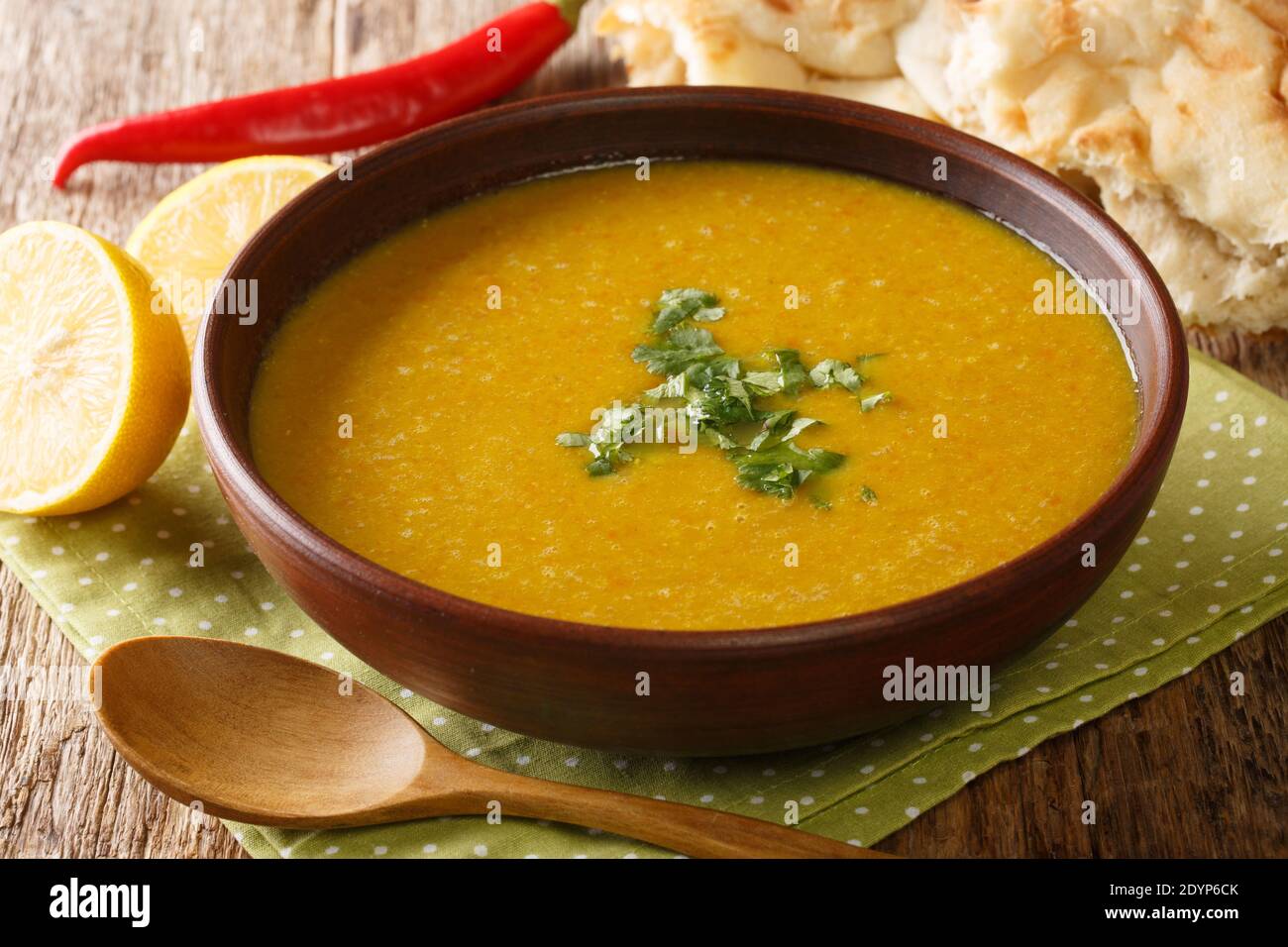 Shorbat adas è una zuppa di lenticchie vegane della closeup del Medio Oriente nella ciotola sul tavolo. Orizzontale Foto Stock