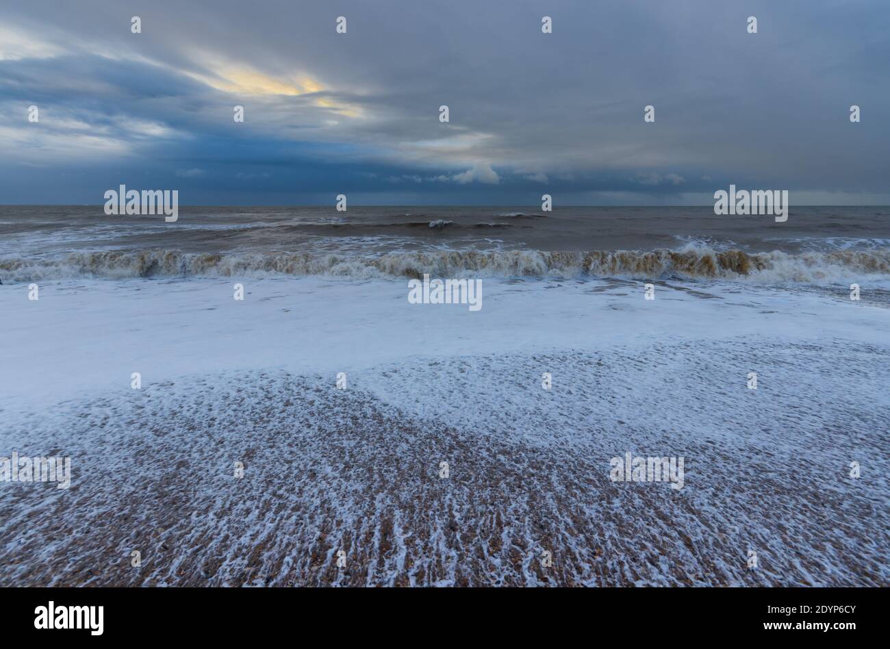 Mari tempestosi a causa di Storm Bella sul lungomare di Bognor Regis, West Sussex, Regno Unito Foto Stock