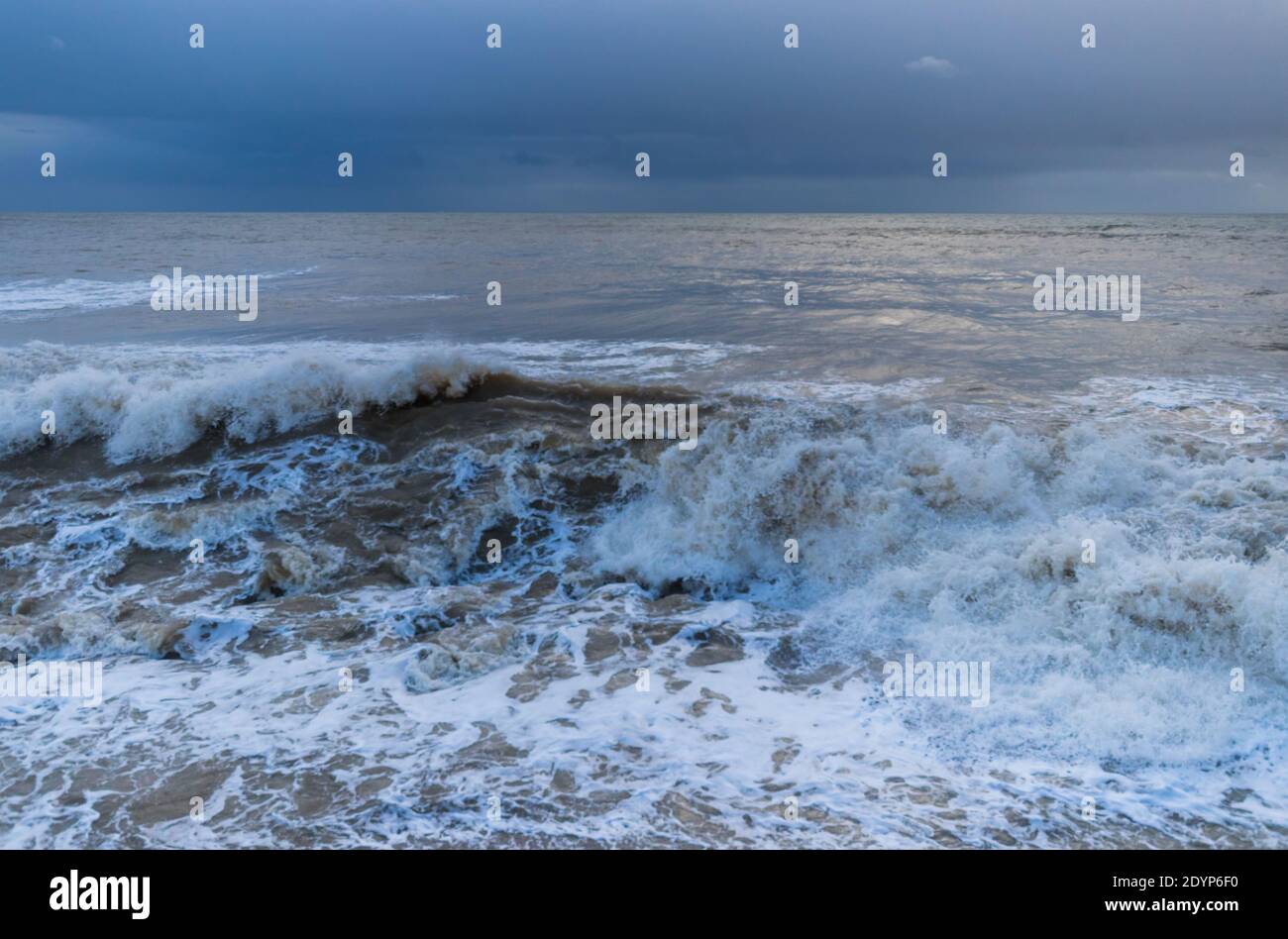 Mari tempestosi a causa di Storm Bella sul lungomare di Bognor Regis, West Sussex, Regno Unito Foto Stock