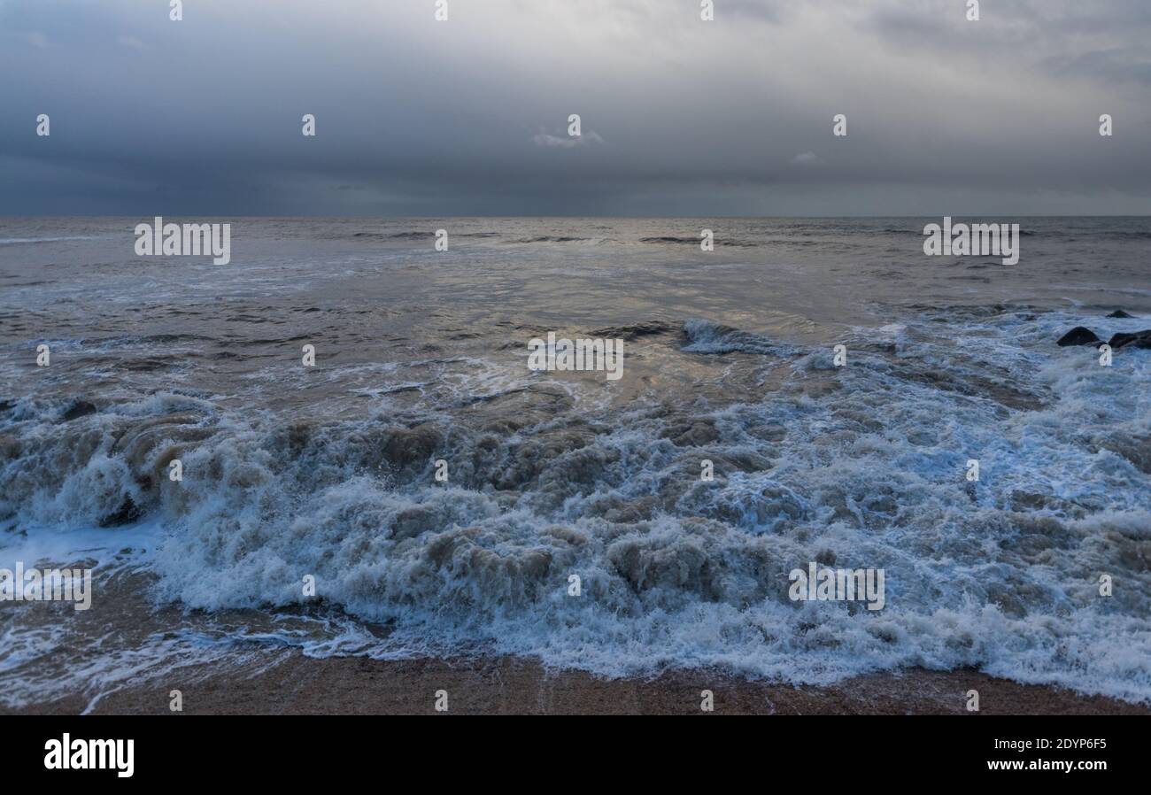 Mari tempestosi a causa di Storm Bella sul lungomare di Bognor Regis, West Sussex, Regno Unito Foto Stock