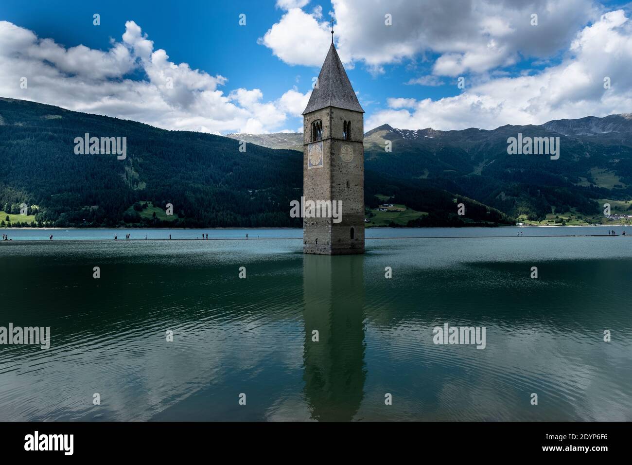 Campanile di Curon Venosta, o il campanile di Alt-Graun, Italia. Reschensee, orologio. Foto Stock