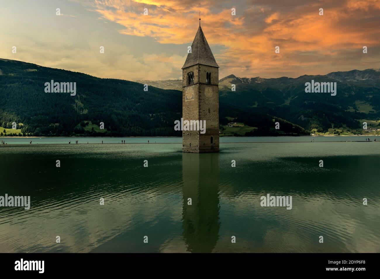 Campanile di Curon Venosta, o il campanile di Alt-Graun, Italia. Reschensee, orologio. Foto Stock
