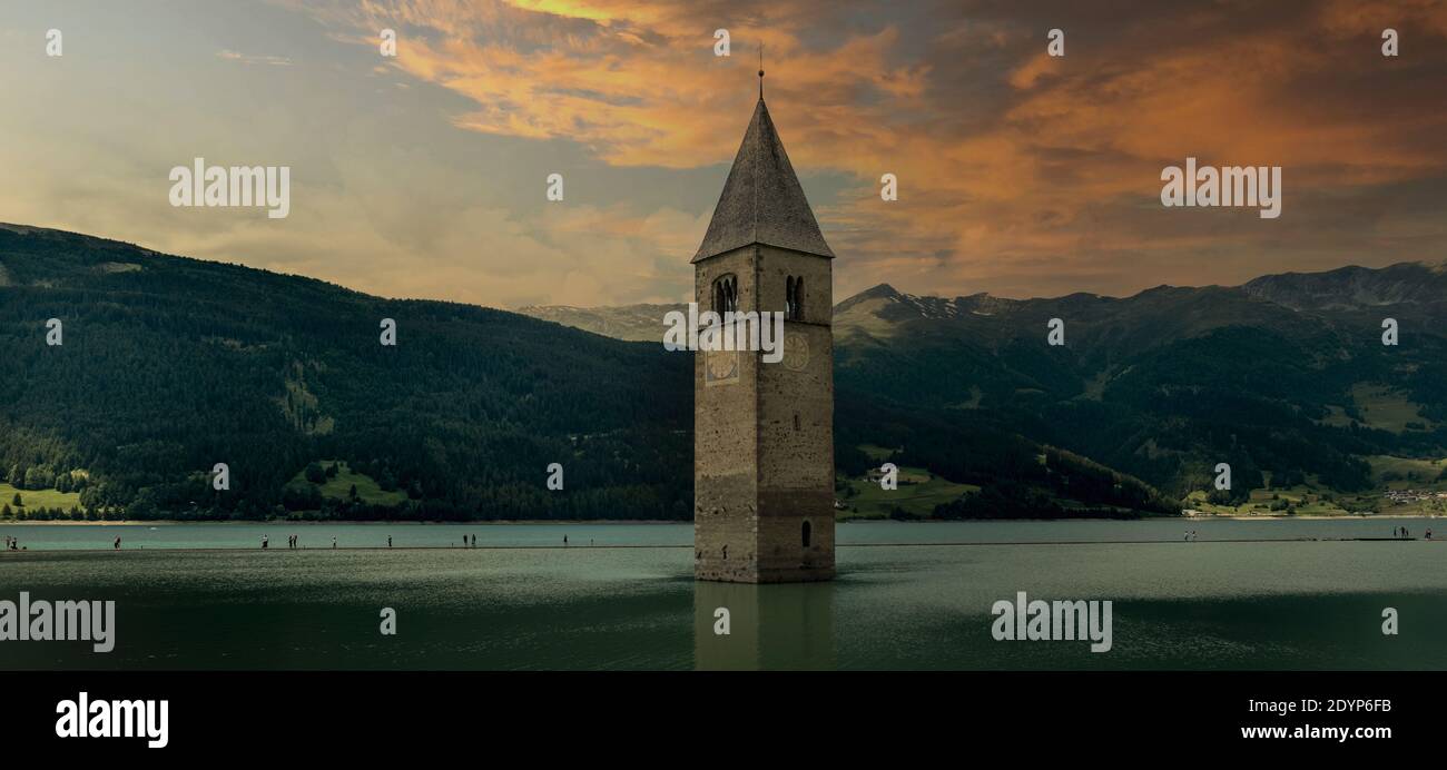 Campanile di Curon Venosta, o il campanile di Alt-Graun, Italia. Reschensee, orologio. Foto Stock