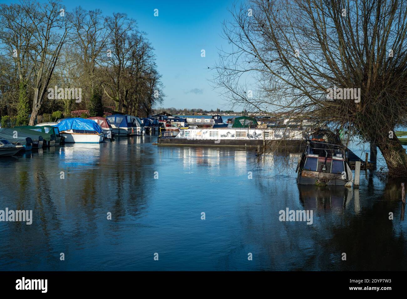 Oxford, Oxfordshire, Regno Unito. 27 dicembre 2020. Le barche ormeggiate presso il cantiere navale di BosumÕs devono fare attenzione all'aumento dell'acqua. Inondazioni nell'Oxfordshire. Storm Bella ha portato ancora più pioggia a Oxford causando inondazioni in zone basse. Molta gente è fuori esercitarsi nel sole. Credit: Sidney Bruere/Alamy Live News Foto Stock