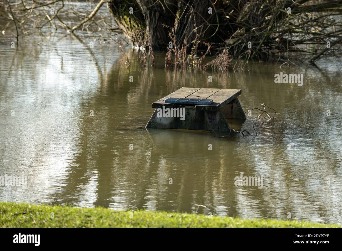 Wolvercote, Oxfordshire, Regno Unito. 27 dicembre 2020. I tavoli da picnic nel Wolvercote Common sono allagati. Inondazioni nell'Oxfordshire. Storm Bella ha portato ancora più pioggia nell'Oxfordshire causando inondazioni in zone basse. Molta gente è fuori esercitarsi nel sole. Credit: Sidney Bruere/Alamy Live News Foto Stock