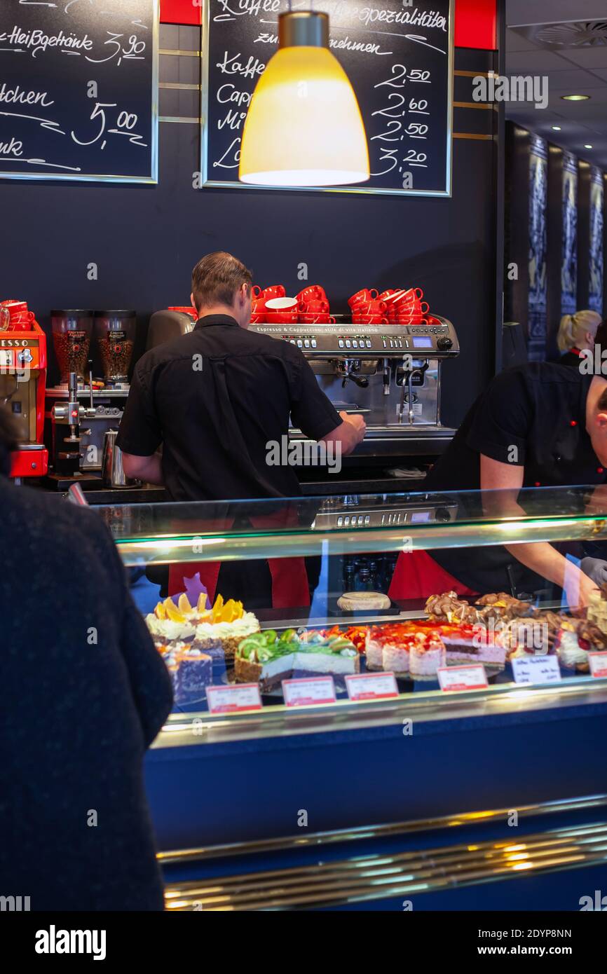 Pasticceria e dipendenti che lavorano Foto Stock