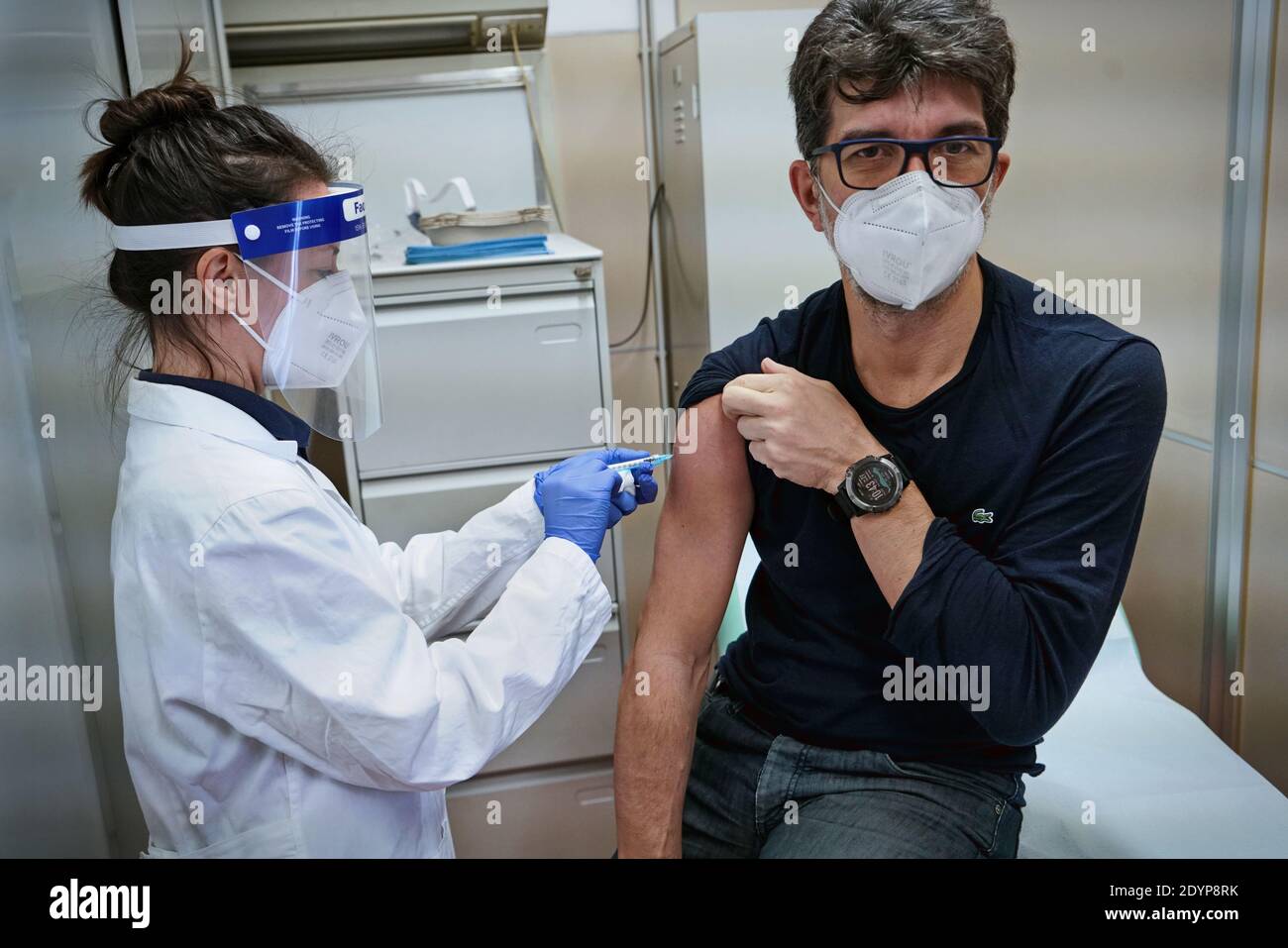 Inizio della vaccinazione contro Covid-19, una persona riceve il vaccino del coronavirus del Pfizer, presso l'Ospedale Amedeo di Savoia. Torino, Italia - 2 dicembre Foto Stock