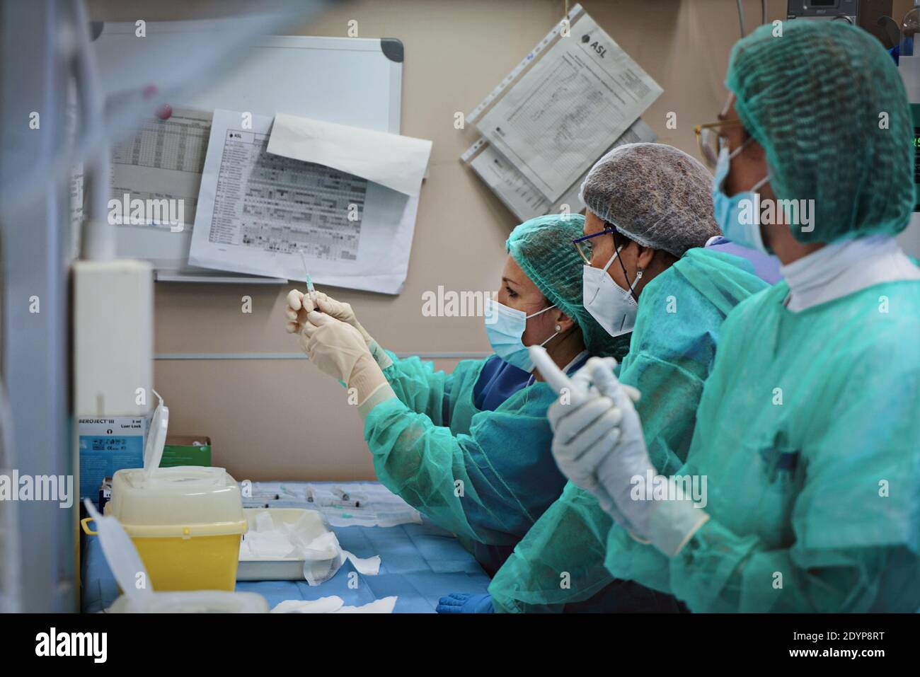 Operatori sanitari al lavoro durante il primo giorno della campagna di vaccinazione contro COVID 19 presso l'Ospedale Amedeo di Savoia. Torino, Italia - 27 dicembre, Foto Stock