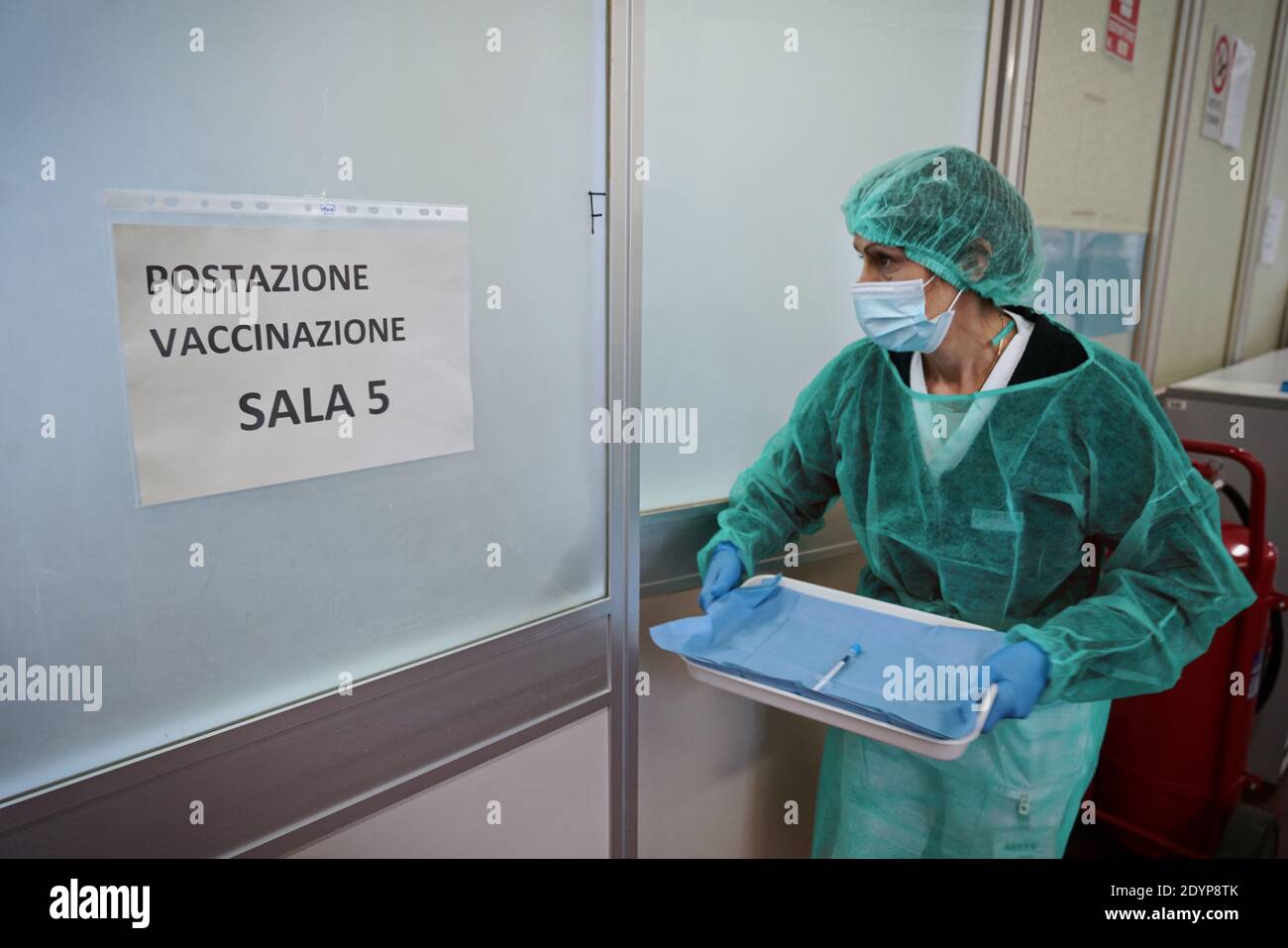 Operatori sanitari al lavoro durante il primo giorno della campagna di vaccinazione contro COVID 19 presso l'Ospedale Amedeo di Savoia. Torino, Italia - 27 dicembre, Foto Stock
